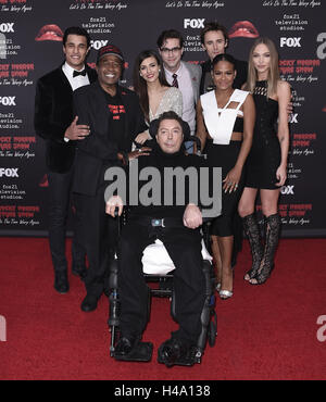 West Hollywood, CA. 13 Oct, 2016. Staz Nair, Ben Vereen, Victoria Justice, Tim Curry, Ryan McCartan, Reeve Carney, Christina Milian et Ivy Levan au tapis rouge première de Fox's 'The Rock Horror Picture Show : vous permet de faire le Time Warp Again' au Roxy le 13 octobre 2016 à West Hollywood, Californie. Credit : Mpi991 Punch/media/Alamy Live News Banque D'Images