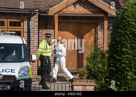 Gerrards Cross, Buckinghamshire, Royaume-Uni. 14 octobre 2016. Les véhicules de police et de médecine légale à la scène. À environ 17:50 CEST le lundi 10 octobre 2016 ont participé à une propriété dans la région de High Beeches Gerrards Cross, Buckinghamshire à la suite d'un rapport qu'une femme d'une trentaine d'années était mort. Une enquête a été lancée sur les circonstances entourant sa mort. Le jeudi 13 octobre 2016 d'un bureau à la maison d'examen post mortem a été réalisée, et à la suite de la Thames Valley Police d'Unité des Crimes majeurs a lancé une enquête sur un meurtre. Crédit : Peter Manning/Alamy Live News Banque D'Images