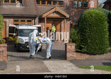 Gerrards Cross, Buckinghamshire, Royaume-Uni. 14 octobre 2016. Les véhicules de police et de médecine légale à la scène. À environ 17:50 CEST le lundi 10 octobre 2016 ont participé à une propriété dans la région de High Beeches Gerrards Cross, Buckinghamshire à la suite d'un rapport qu'une femme d'une trentaine d'années était mort. Une enquête a été lancée sur les circonstances entourant sa mort. Le jeudi 13 octobre 2016 d'un bureau à la maison d'examen post mortem a été réalisée, et à la suite de la Thames Valley Police d'Unité des Crimes majeurs a lancé une enquête sur un meurtre. Crédit : Peter Manning/Alamy Live News Banque D'Images