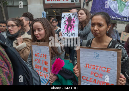 Londres, Royaume-Uni. 14 octobre 2016. L'Organisation des voix de l'union mondiale de protestation devant le bâtiment du directeur à la London School of Economics (LSE, soutenu par des étudiants et d'autres partisans. Ils exigent le rétablissement de l'Alba, l'un des plus anciens membres de l'équipe de nettoyage à la LSE, par de nouveaux entrepreneurs nettoyage Noonan, disant son limogeage est injuste et se casse de l'emploi et qu'elle a été victime de discrimination d'être latino-américain. Crédit : Peter Marshall/Alamy Live News Banque D'Images