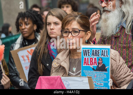 Londres, Royaume-Uni. 14 octobre 2016. L'Organisation des voix de l'union mondiale de protestation devant le bâtiment du directeur à la London School of Economics (LSE, soutenu par des étudiants et d'autres partisans. Ils exigent le rétablissement de l'Alba (centre), l'un des plus anciens membres de l'équipe de nettoyage à la LSE, par de nouveaux entrepreneurs nettoyage Noonan, disant son limogeage est injuste et se casse de l'emploi et qu'elle a été victime de discrimination d'être latino-américain. Crédit : Peter Marshall/Alamy Live News Banque D'Images