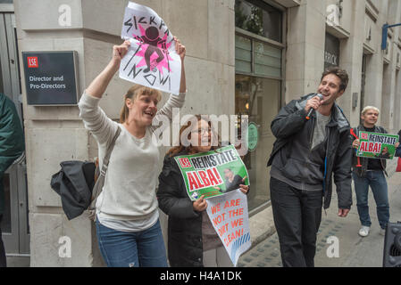 Londres, Royaume-Uni. 14 octobre 2016. L'Organisation des voix de l'union mondiale de protestation devant le bâtiment du directeur à la London School of Economics (LSE, soutenu par des étudiants et d'autres partisans. Ils exigent le rétablissement de l'Alba, l'un des plus anciens membres de l'équipe de nettoyage à la LSE, par de nouveaux entrepreneurs nettoyage Noonan, disant son limogeage est injuste et se casse de l'emploi et qu'elle a été victime de discrimination d'être latino-américain. Crédit : Peter Marshall/Alamy Live News Banque D'Images