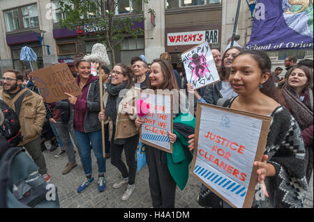 Londres, Royaume-Uni. 14 octobre 2016. L'Organisation des voix de l'union mondiale de protestation devant le bâtiment du directeur à la London School of Economics (LSE, soutenu par des étudiants et d'autres partisans. Ils exigent le rétablissement de l'Alba, l'un des plus anciens membres de l'équipe de nettoyage à la LSE, par de nouveaux entrepreneurs nettoyage Noonan, disant son limogeage est injuste et se casse de l'emploi et qu'elle a été victime de discrimination d'être latino-américain. Crédit : Peter Marshall/Alamy Live News Banque D'Images