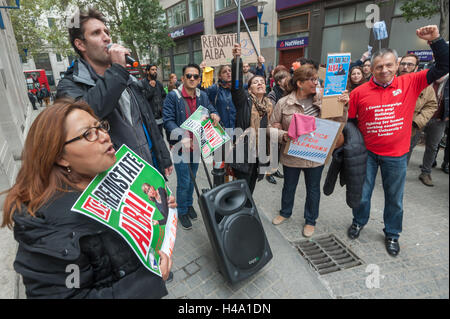 Londres, Royaume-Uni. 14 octobre 2016. L'Organisation des voix de l'union mondiale de protestation devant le bâtiment du directeur à la London School of Economics (LSE, soutenu par des étudiants et d'autres partisans. Ils exigent le rétablissement de l'Alba, l'un des plus anciens membres de l'équipe de nettoyage à la LSE, par de nouveaux entrepreneurs nettoyage Noonan, disant son limogeage est injuste et se casse de l'emploi et qu'elle a été victime de discrimination d'être latino-américain. Crédit : Peter Marshall/Alamy Live News Banque D'Images