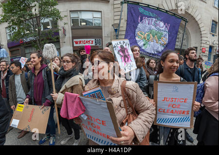 Londres, Royaume-Uni. 14 octobre 2016. L'Organisation des voix de l'union mondiale de protestation devant le bâtiment du directeur à la London School of Economics (LSE, soutenu par des étudiants et d'autres partisans. Ils exigent le rétablissement de l'Alba (centre), l'un des plus anciens membres de l'équipe de nettoyage à la LSE, par de nouveaux entrepreneurs nettoyage Noonan, disant son limogeage est injuste et se casse de l'emploi et qu'elle a été victime de discrimination d'être latino-américain. Crédit : Peter Marshall/Alamy Live News Banque D'Images