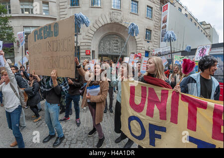 Londres, Royaume-Uni. 14 octobre 2016. L'Organisation des voix de l'union mondiale de protestation devant le bâtiment du directeur à la London School of Economics (LSE, soutenu par des étudiants et d'autres partisans. Ils exigent le rétablissement de l'Alba, l'un des plus anciens membres de l'équipe de nettoyage à la LSE, par de nouveaux entrepreneurs nettoyage Noonan, disant son limogeage est injuste et se casse de l'emploi et qu'elle a été victime de discrimination d'être latino-américain. Crédit : Peter Marshall/Alamy Live News Banque D'Images