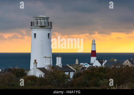 Portland Bill, Dorset, UK. 14 octobre 2016. Météo britannique. Fiery orange glow dans le ciel vers la mer à l'horizon en fin d'après-midi que les nuages s'épaissir au-dessus de l'ancien phare inférieur et le nouveau phare de Portland Bill sur la côte jurassique du Dorset. Le vieux phare inférieur est maintenant utilisé un observatoire d'oiseaux et est un bon endroit pour voir les oiseaux migrateurs rares. Photo : Graham Hunt/Alamy Live News Banque D'Images