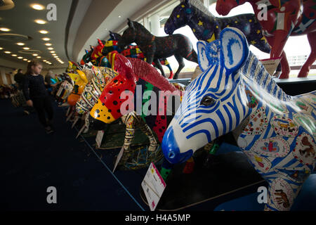 Décoré à la main aux couleurs vives et peint de taille sur l'écran de sculptures zebra à Southampton, Angleterre. Le modèle 197 zèbres ont été exposés à un événement appelé le marwell zèbres loufoques et ont ensuite mis aux enchères pour lever des fonds pour le travail de conservation de la faune marwell. les écoles locales, des artistes et des groupes a permis de peindre chaque moule. Banque D'Images