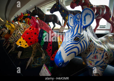 Décoré à la main aux couleurs vives et peint de taille sur l'écran de sculptures zebra à Southampton, Angleterre. Le modèle 197 zèbres ont été exposés à un événement appelé le marwell zèbres loufoques et ont ensuite mis aux enchères pour lever des fonds pour le travail de conservation de la faune marwell. les écoles locales, des artistes et des groupes a permis de peindre chaque moule. Banque D'Images