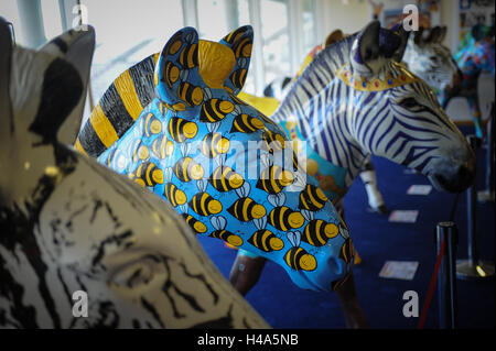 Décoré à la main aux couleurs vives et peint de taille sur l'écran de sculptures zebra à Southampton, Angleterre. Le modèle 197 zèbres ont été exposés à un événement appelé le marwell zèbres loufoques et ont ensuite mis aux enchères pour lever des fonds pour le travail de conservation de la faune marwell. les écoles locales, des artistes et des groupes a permis de peindre chaque moule. Banque D'Images