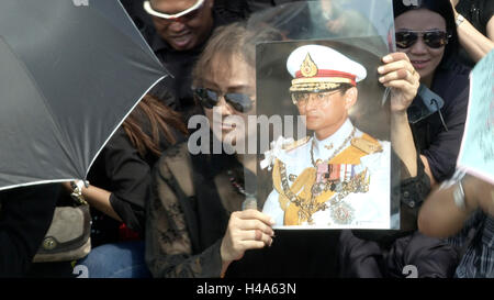 Bangkok, Thaïlande. 14 octobre, 2016. Les thaïs préparez-vous à voir le convoi transportant le corps du roi Bhumibol Adulyadej au Grand Palais à Bangkok, Thaïlande. Le roi Bhumibol Adulyadej de Thaïlande, le plus long au monde-monarque régnante, est décédé à l'âge de 88 ans dans l'hôpital Siriraj de Bangkok le jeudi après ses 70 ans de règne. Premier ministre Prayut Chan-ocha a fait une déclaration en Thaïlande tiendra une période de deuil d'un an que le Prince héritier Maha Vajiralongkorn a confirmé qu'il allait accomplir son devoir en tant qu'héritier du trône. Credit : Remote-software/Alamy Live News Banque D'Images