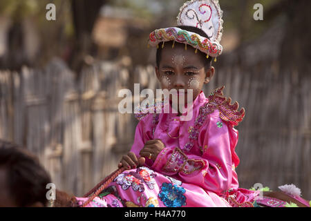 Le Myanmar, la région de Bagan, novice célébration, prince, les princesses, les enfants viennent à la cloître, Banque D'Images