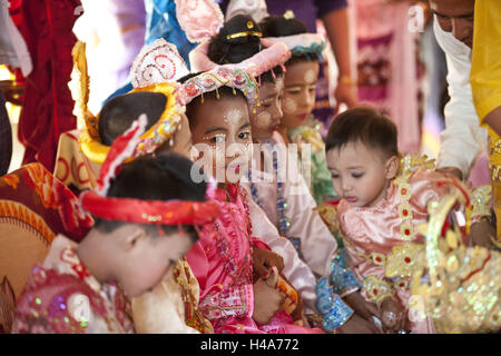 Le Myanmar, la région de Bagan, novice célébration, prince, les princesses, les enfants viennent à la cloître, Banque D'Images