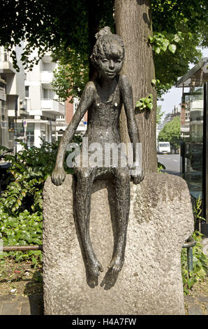 L'Allemagne, en Rhénanie du Nord-Westphalie, Aix-la-Chapelle, la figure de bronze, 'fille sur le mur de défense", Banque D'Images
