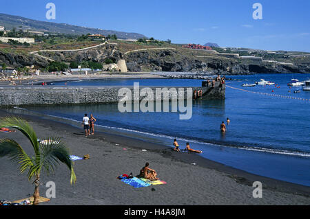 Espagne, Canaries, île de Tenerife, Playa de San Juan, plage, vacancier, village de pêcheurs, la plage, la mer, les eaux, la mole, bay, des Canaries, de lave plage, baigneurs, les gens, les touristes, le tourisme, l'Atlantique, port mole, côte, côte, la bile volcan ston naturelles Banque D'Images