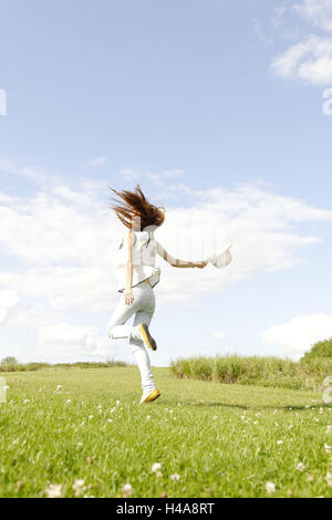 Jeune femme, fun, meadow, sauter, Banque D'Images