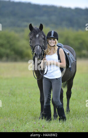 Adolescente, cheval, Arabo-Haflinger, meadow, stand, head-on, voir l'appareil photo, Banque D'Images