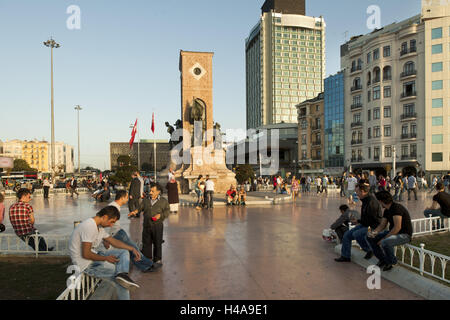 La Turquie, Istanbul, Beyoglu Taksim, l'espace, l'échange de trafic dans la partie européenne Istanbul avec le monument de la République, Banque D'Images