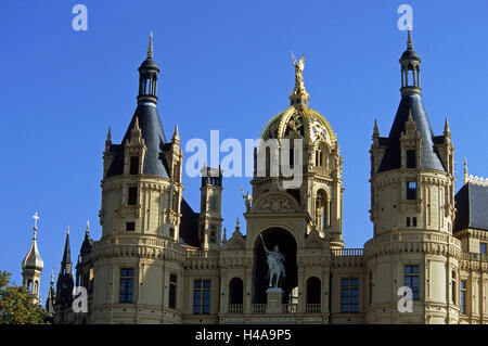 L'Allemagne, 1, Schwerin, verrou, Schweriner tours, Dome, statue équestre, figure de l'ange, lac Castle, castle island, art, culture, Landtag, siège principal portail, tours rondes, parc du château, avant, vue de face, la splendeur de la façade, bâtiment imposant, tours du château, splendeur, monument de purge, Angel, Michael's figure, structure, historiquement, l'architecture, l'architecture, la place d'intérêt, vue, Banque D'Images