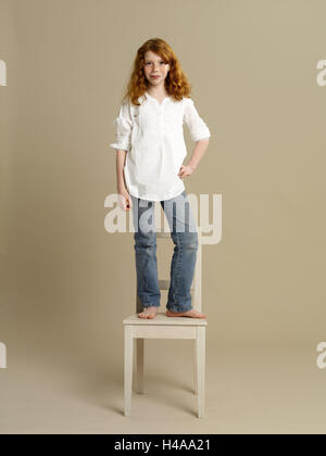 Les filles, rousse, pieds nus, président, stand, personnes, enfant, poil long, corps entier, studio, beige, jeans, négligemment, en passant, prêt, insolents, sourire, l'auto-assurance, assurance, woodwork, président Banque D'Images