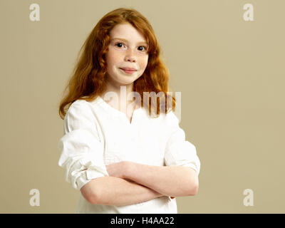 Les filles, rousse, sourire, les bras croisés, la moitié portrait, enfants, poil long, blouse, chemise, taches de rousseur, fièrement, heureusement, résolument, l'auto-assurance, soigneusement, de couleurs vives, de naturel, de jeunes personnes, duth, enfance, studio, Banque D'Images