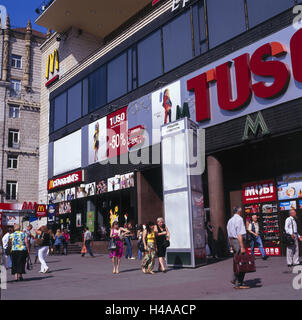 L'Ukraine, Kiev, high street, Chreschtschatyk les passants, Banque D'Images