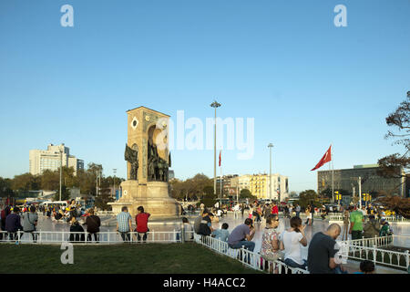 La Turquie, Istanbul, Beyoglu Taksim, l'espace, l'échange de trafic dans la partie européenne Istanbul avec le monument de la République, Banque D'Images