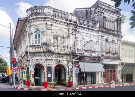 Bâtiment archiecture Sino portugais sur le coin de Dibuk road et Yaowarat Road dans la vieille ville de Phuket, Thaïlande Banque D'Images