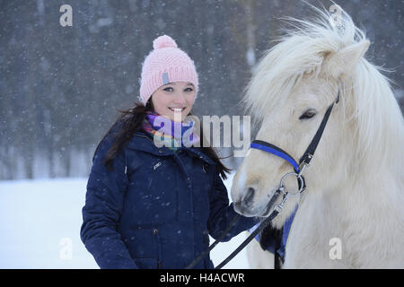 Jeune femme, cheval, Islandais, stand, head-on, la moitié de l'appareil photo, vue, portrait Banque D'Images