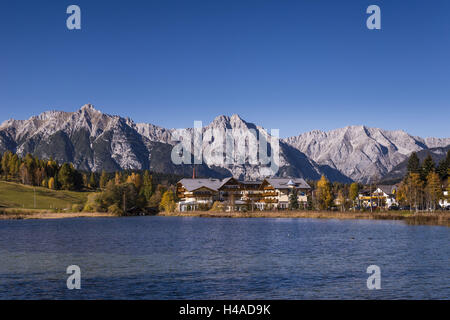 Autriche, Tyrol, Col des champs de la mer, de la mer, sur le terrain du lac sauvage à l'automne contre l'éventail du Wetterstein, Banque D'Images