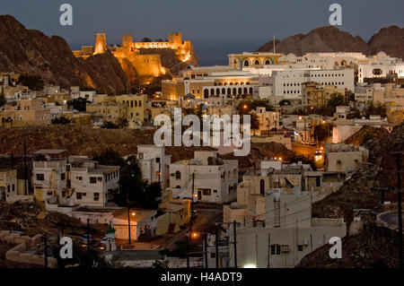 Oman, Muscat, vue sur la vieille ville, le palais du sultan et fort Mirani, Banque D'Images
