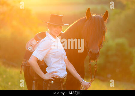 Jeune femme, poney Connemara, étalon, ceinture, tête, debout, looking at camera, Banque D'Images