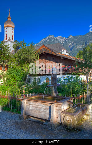 Polznkasparhaus avec Eglise Saint Martin à Mohrenplatz à Garmisch-Partenkirchen, Upper Bavaria, Bavaria, Germany Banque D'Images