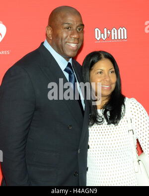 Magic Johnson et Earlitha Kelly arrive pour la 12e édition annuelle du Fonds de carte MusiCares concert hommage au Novo par Microsoft le 19 mai 2016 à Los Angeles, Californie. Banque D'Images