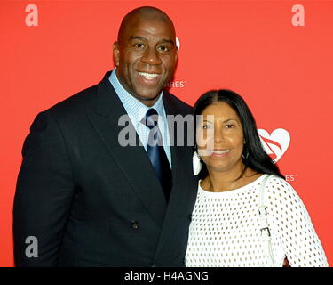 Magic Johnson et Earlitha Kelly arrive pour la 12e édition annuelle du Fonds de carte MusiCares concert hommage au Novo par Microsoft le 19 mai 2016 à Los Angeles, Californie. Banque D'Images