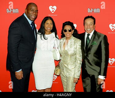 Magic Johnson, Earlitha Glandney Frances Kelly, et Smokey Robinson et Barry Gordy arrive pour la 12e édition annuelle du Fonds de carte MusiCares concert hommage au Novo par Microsoft le 19 mai 2016 à Los Angeles, Californie. Banque D'Images