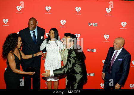 Angela Bassett, Magic Johnson, Earlitha Glandney, Frances Kelly, Smokey Robinson et Barry Gordy arrive pour la 12e édition annuelle du Fonds de carte MusiCares concert hommage au Novo par Microsoft le 19 mai 2016 à Los Angeles, Californie. Banque D'Images