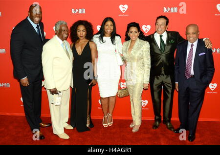 Magic Johnson, Angela Bassett, Earlitha Glandney, Frances Kelly, Smokey Robinson et Barry Gordy arrive pour la 12e édition annuelle du Fonds de carte MusiCares concert hommage au Novo par Microsoft le 19 mai 2016 à Los Angeles, Californie. Banque D'Images