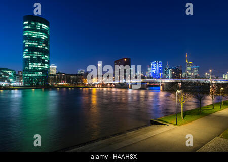 Francfort, Hesse, Allemagne, Skyline avec Tour Westhafen Friedensbrücke et Banque D'Images