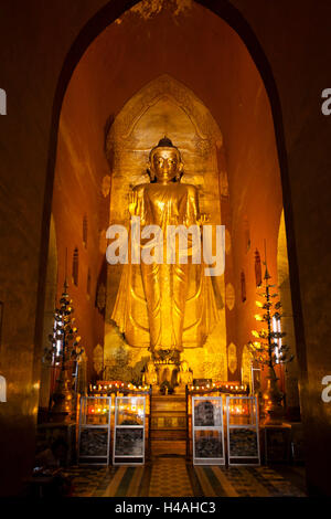 Statue de Bouddha en or à Ananda temple de Bagan, Myanmar Banque D'Images