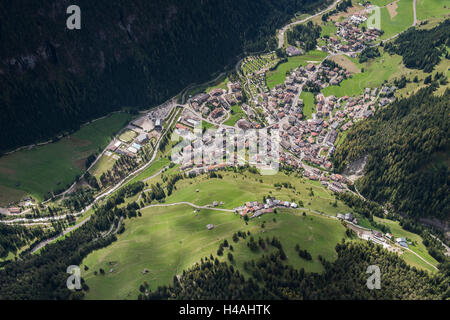 Campitello, Val di Fassa, village de montagne, téléphérique, Italie, paysage, photo aérienne Banque D'Images