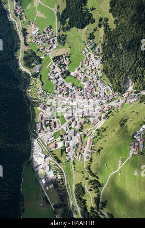 Campitello, Val di Fassa, les Dolomites, village de montagne, téléphérique, Italie, paysage, photo aérienne Banque D'Images