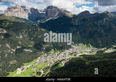 Canazei, Val di Fassa, les Dolomites, Groupe du Sella, Vallée de Fassa, village de montagne, téléphérique, Italie, paysage, photo aérienne Banque D'Images