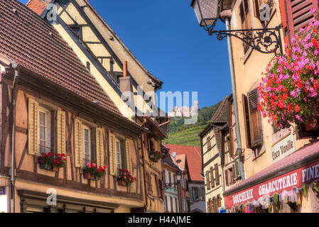 Le paysage urbain de Ribeauville avec vue au Château de Saint-Ulrich, Haut-Rhin, Alsace, route des vins d'Alsace, France, Europe Banque D'Images