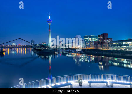 Düsseldorf, Rhénanie du Nord-Westphalie, Allemagne, panorama des médias harbour avec tour de télévision et bâtiments Gehry au crépuscule Banque D'Images