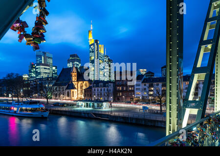 Francfort sur le Main, Hesse, Allemagne, Eiserner Steg avec vue sur le quartier financier et le centre-ville. Banque D'Images