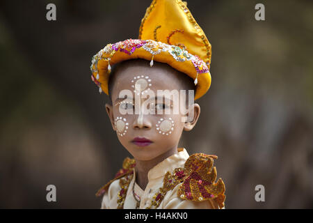 Le Myanmar, Bagan, région célébration novice, princes, princesses, les enfants l'entrée au monastère, Banque D'Images