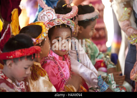 Le Myanmar, la région de Bagan, novice célébration, prince, les princesses, les enfants viennent à la cloître, Banque D'Images