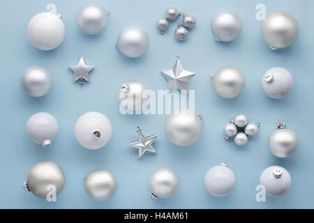 Jeu de boules de Noël Argent Blanc sur bleu Banque D'Images