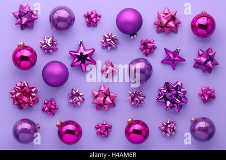 Ensemble de décorations de Noël sur fond violet. Banque D'Images